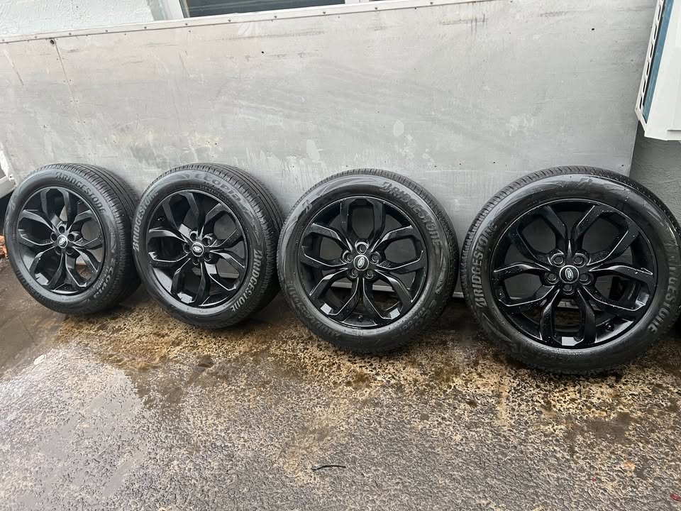Land Rover Discovery Sport 19" Alloy Wheels with Tyres