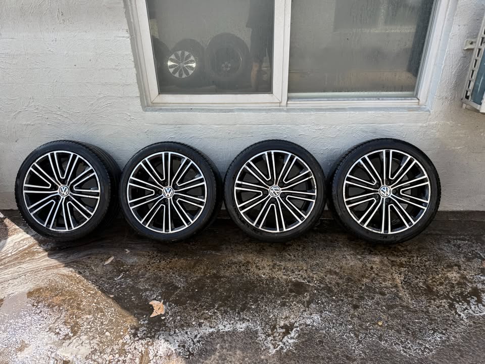 Volkswagen Passat 18" Alloy Wheels with Pirelli Tyres
