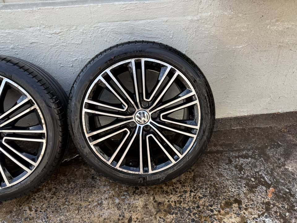 Volkswagen Passat 18" Alloy Wheels with Pirelli Tyres