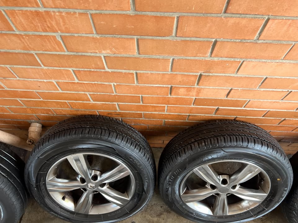Renault Koleos 17" Alloy Wheels with Excellent Tyres