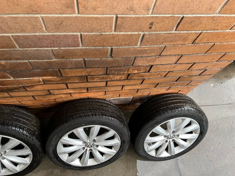 Volkswagen Passat 17" Alloy Wheels with Good Tyres