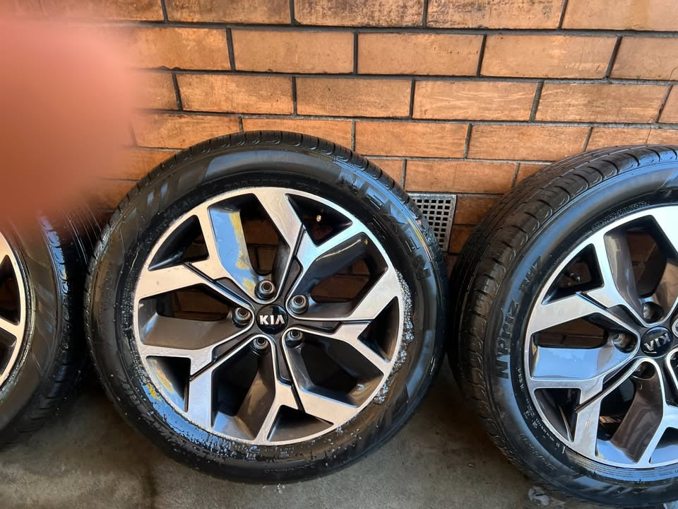 Kia Sportage/Sorento 18” Alloy Wheels with Good Tyres