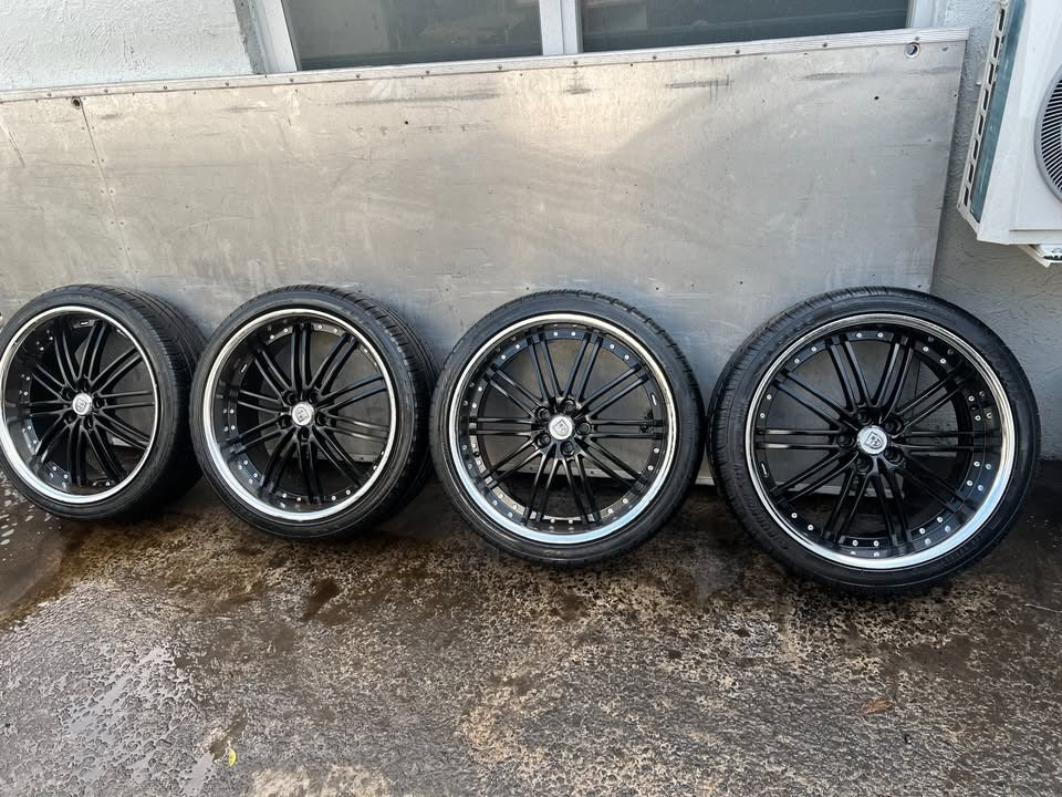 Lexani 22” Alloy Wheels with Good Tyres