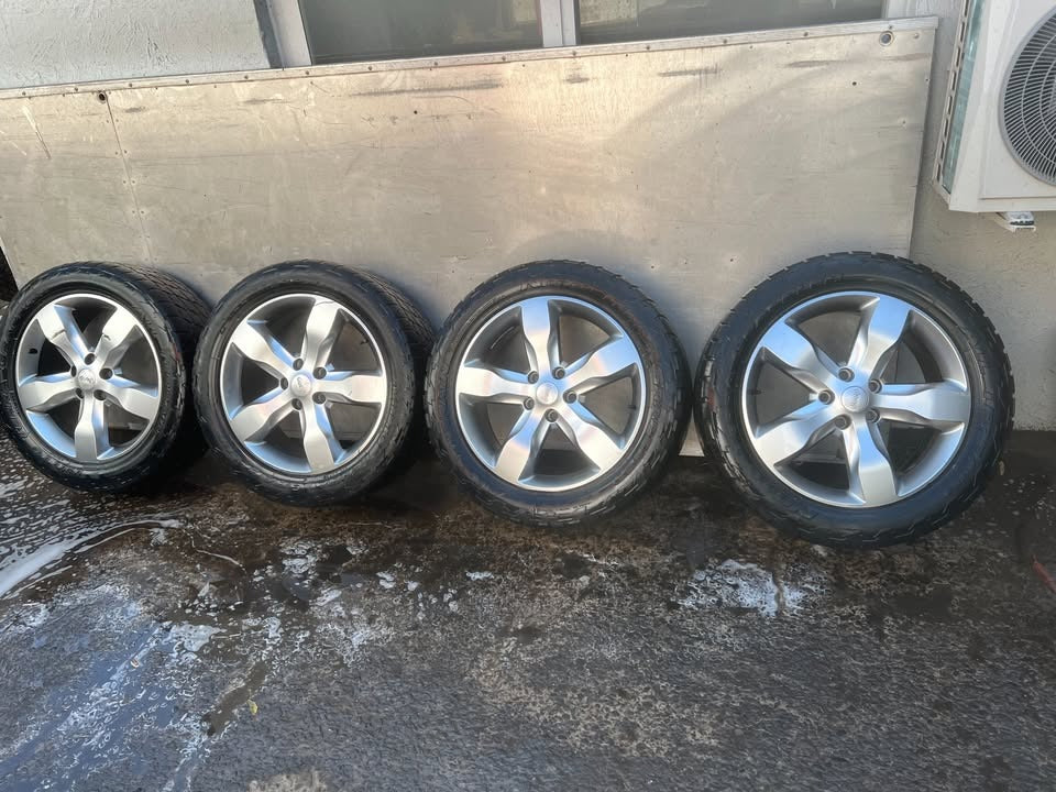 Jeep Cherokee 20” Alloy Wheels with Nitto Terra Grappler Tyres