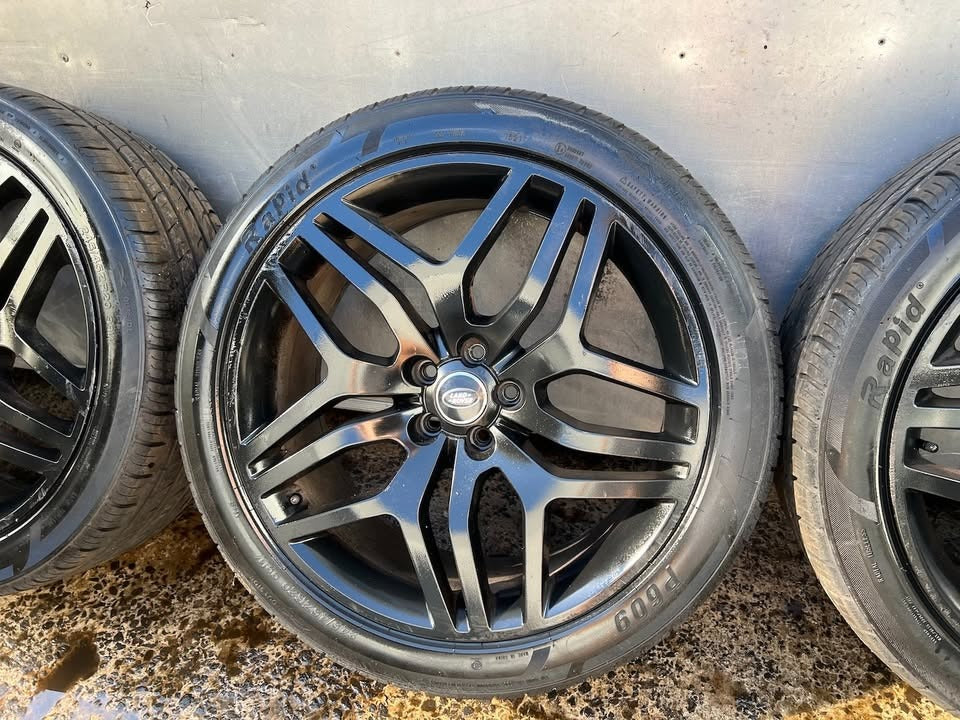 Land Rover Evoque/Discovery 20” Alloy Wheels with Excellent Tyres