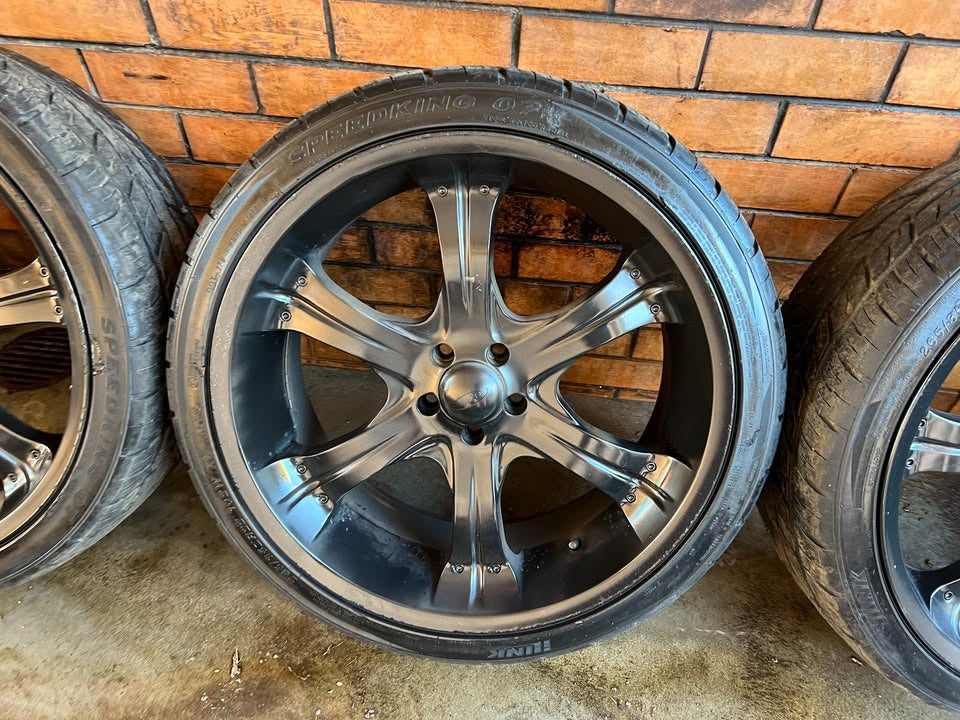 22” Black Alloy Wheels with Excellent Tyres