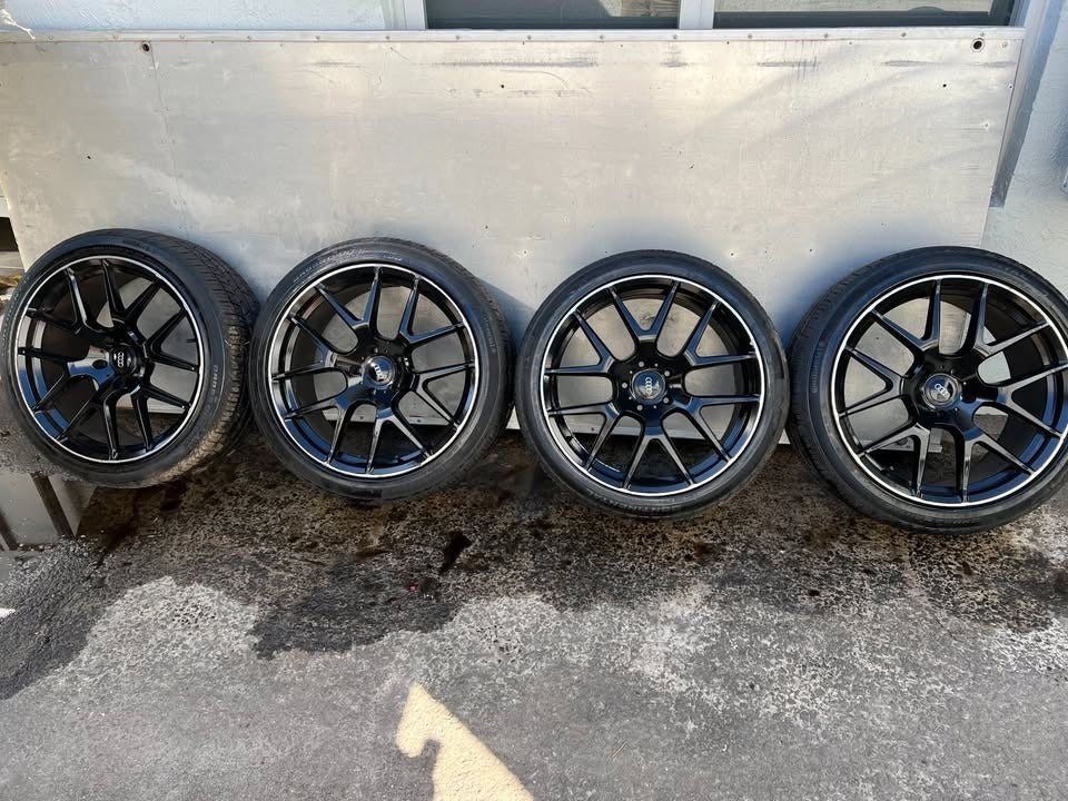 22” Black Alloy Wheels with Excellent Tyres