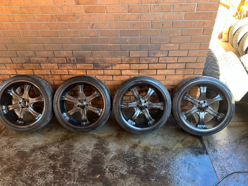22” Black Alloy Wheels with Excellent Tyres
