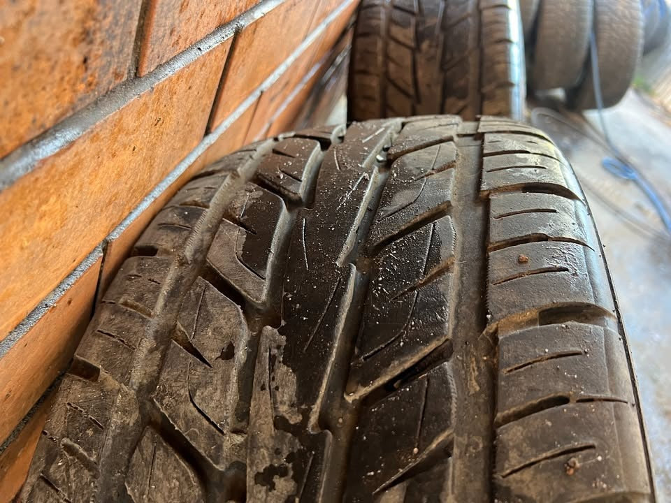 22” Black Alloy Wheels with Excellent Tyres