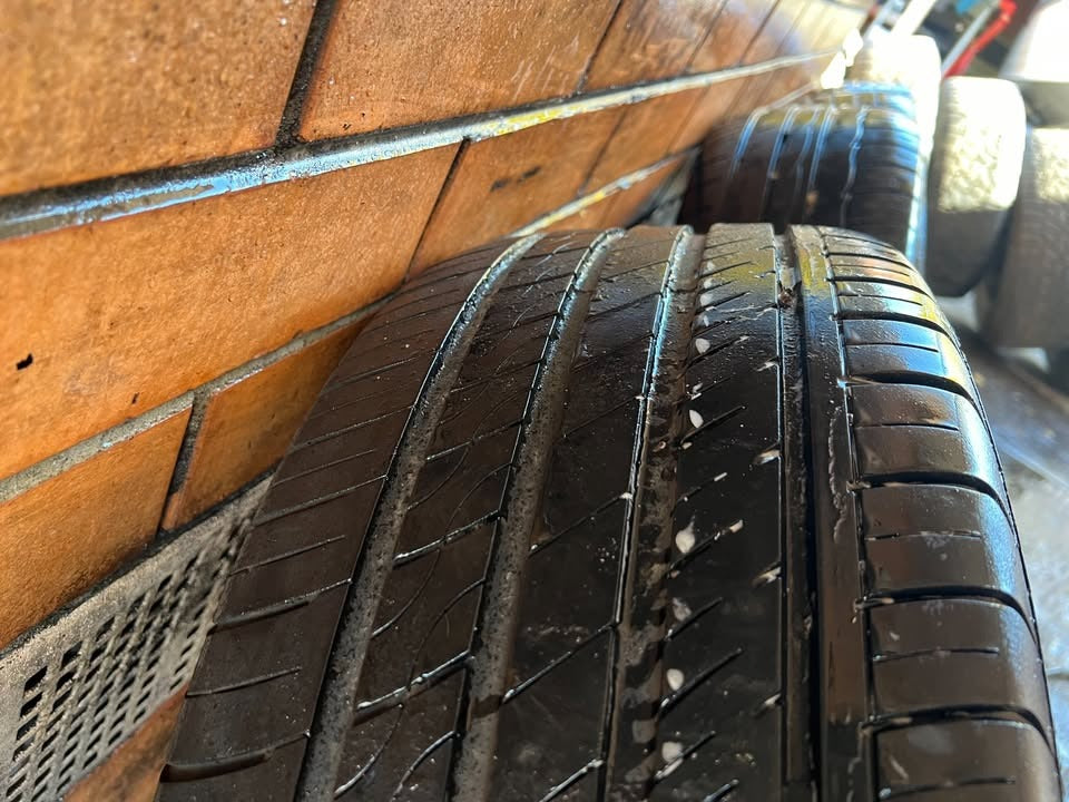 Nissan Pathfinder 18” Alloy Wheels with Excellent Tyres.