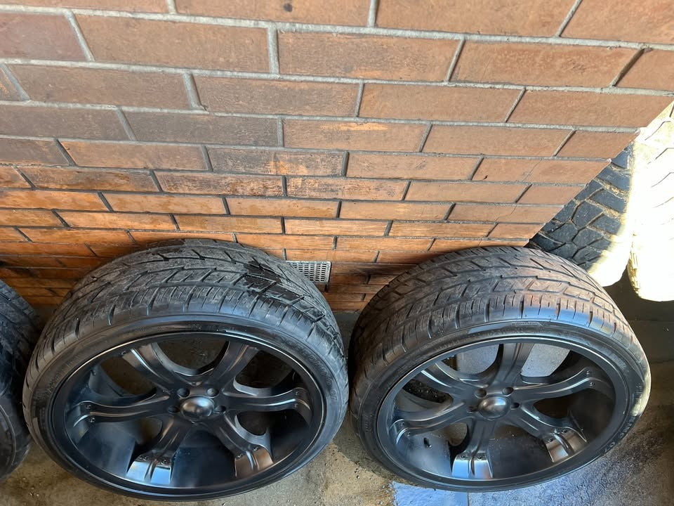 22” Black Alloy Wheels with Excellent Tyres