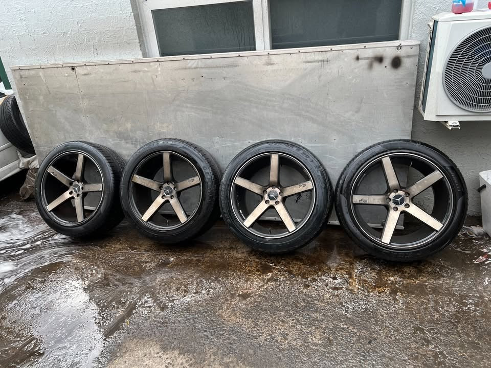 Niche 20” Alloy Wheels with Good Tyres