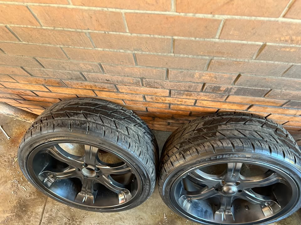 22” Black Alloy Wheels with Excellent Tyres