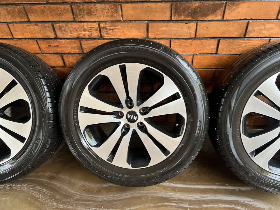 Kia Sportage 18" Alloy Wheels with Excellent Tyres
