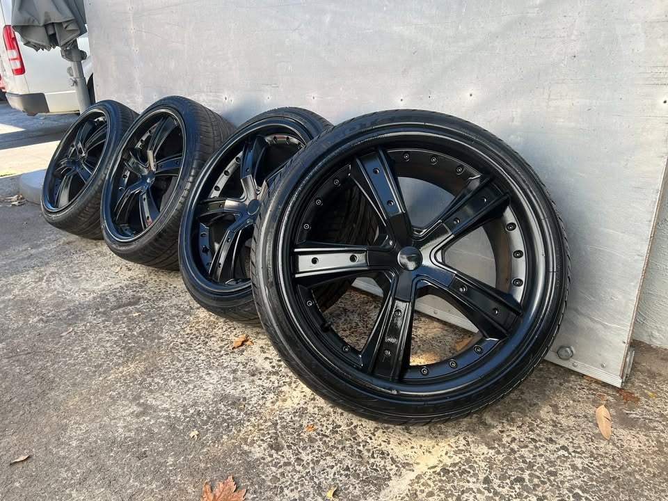 20” Black Alloy Wheels with Good Tyres