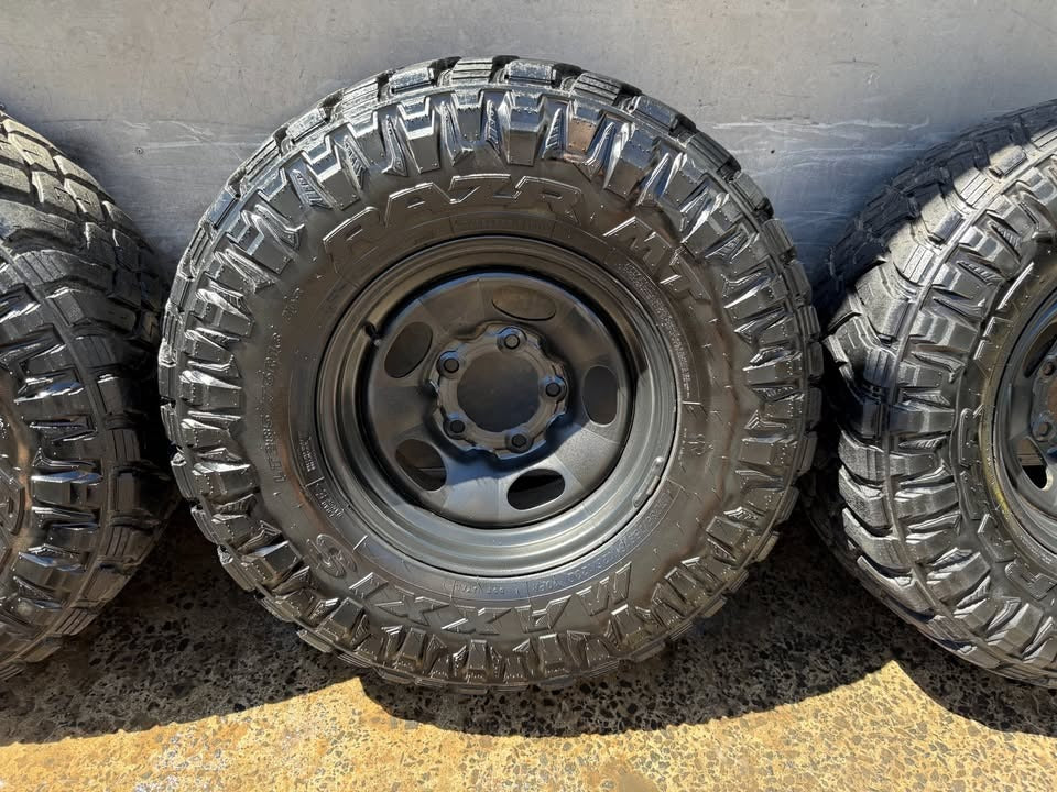 Maxxis Razr M/T 33” Tyres on 5 Stud Rims