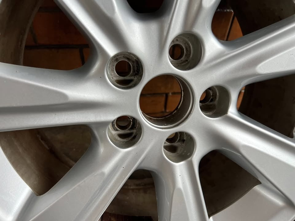 Toyota Kluger 17" Single Alloy Wheel with Tyre