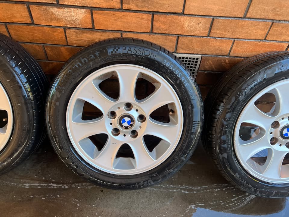 BMW 16" Alloy Wheels with Excellent Tyres