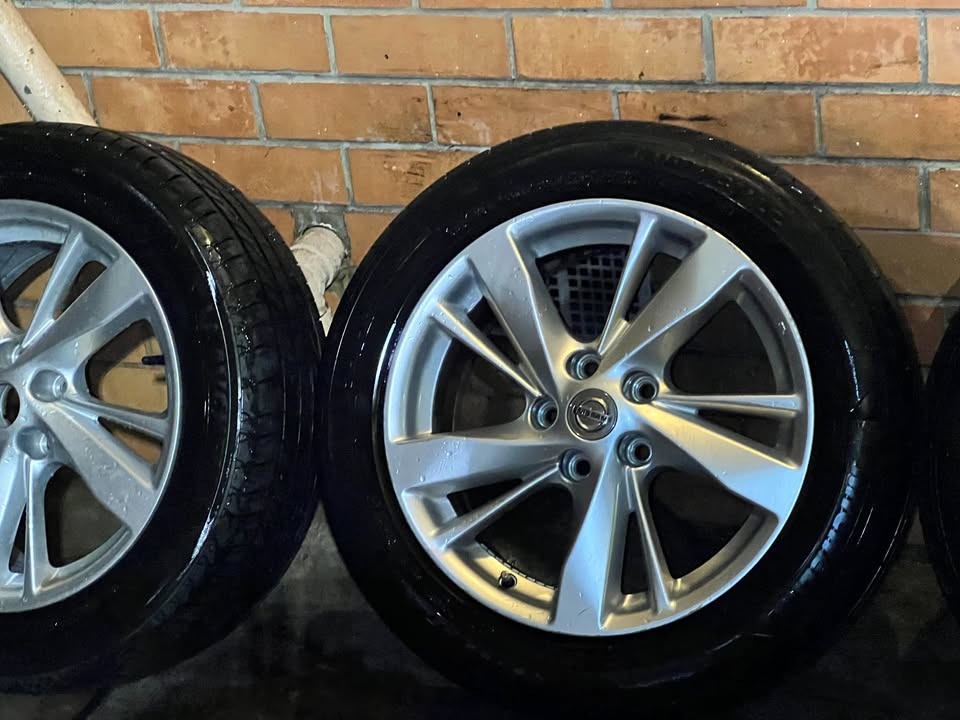 Nissan Altima 17" Alloy Wheels with Tyres Set of 5
