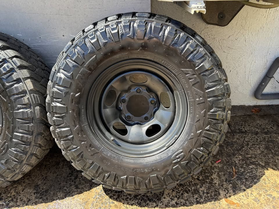 Maxxis Razr M/T 33” Tyres on 5 Stud Rims