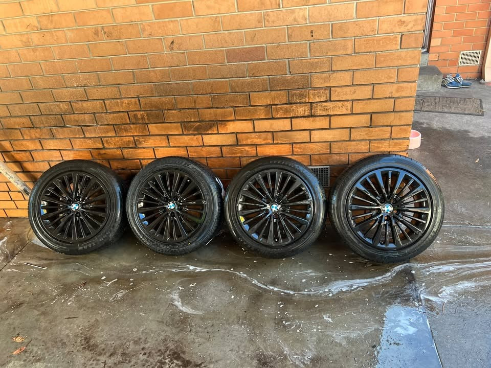 BMW Black 17” Alloy Wheels with Excellent Tyres
