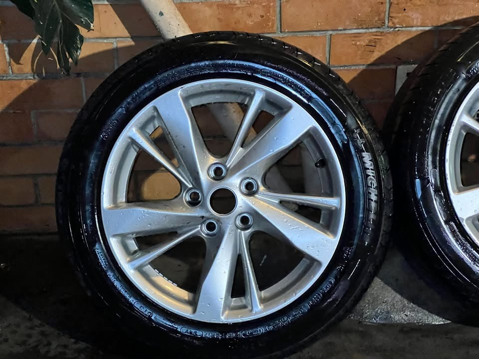 Nissan Altima 17" Alloy Wheels with Tyres Set of 5