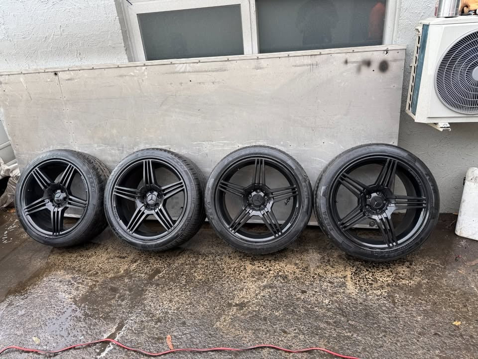 Mercedes Benz AMG 20" Alloy Wheels with Excellent Tyres