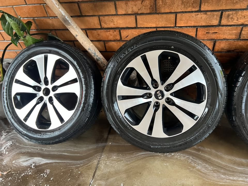 Kia Sportage 18" Alloy Wheels with Excellent Tyres