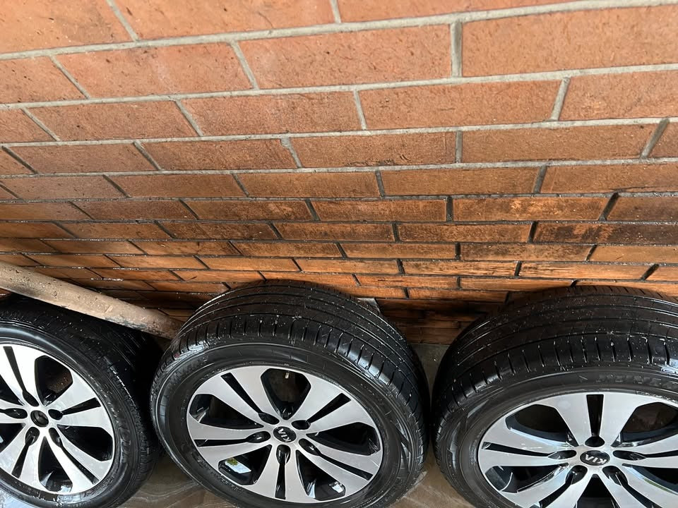 Kia Sportage 18" Alloy Wheels with Excellent Tyres