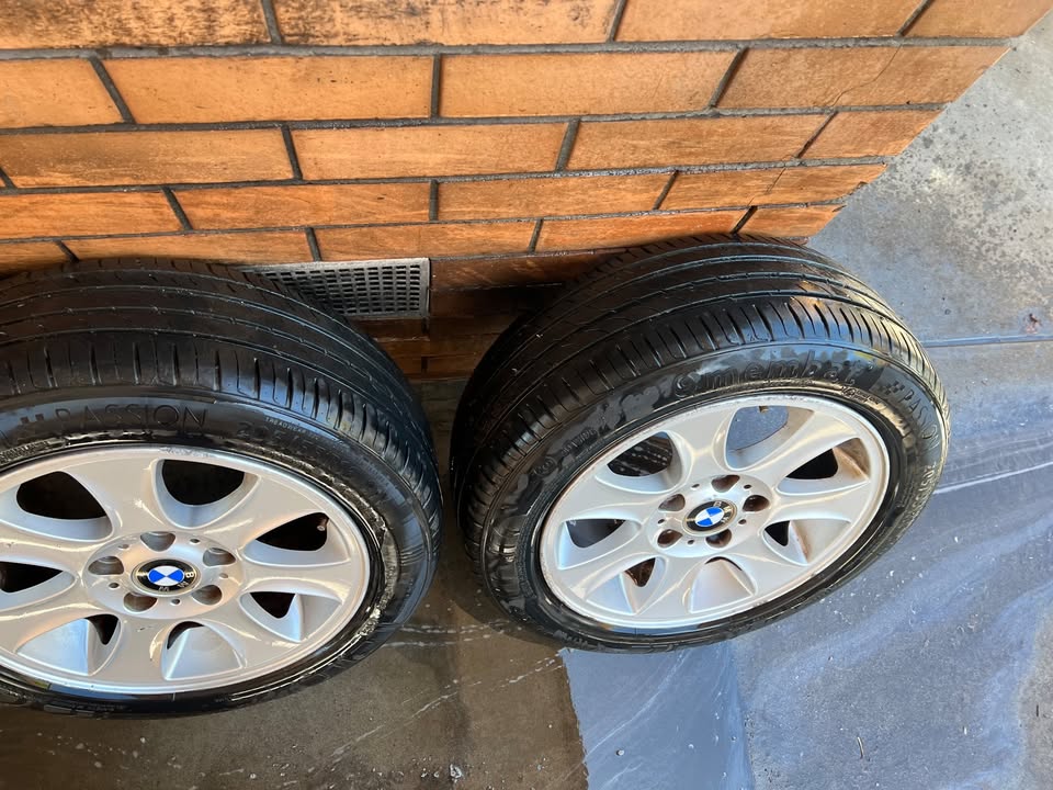 BMW 16" Alloy Wheels with Excellent Tyres