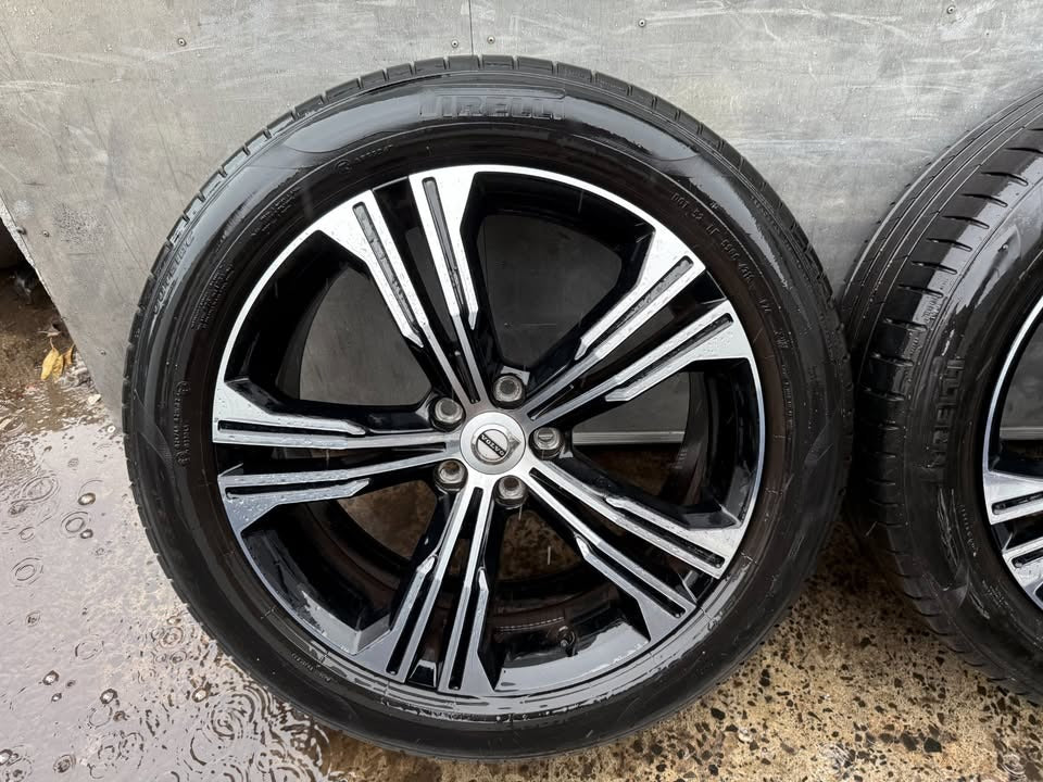 Volvo XC40/XC60 19" Alloy Wheels with Good Tyres