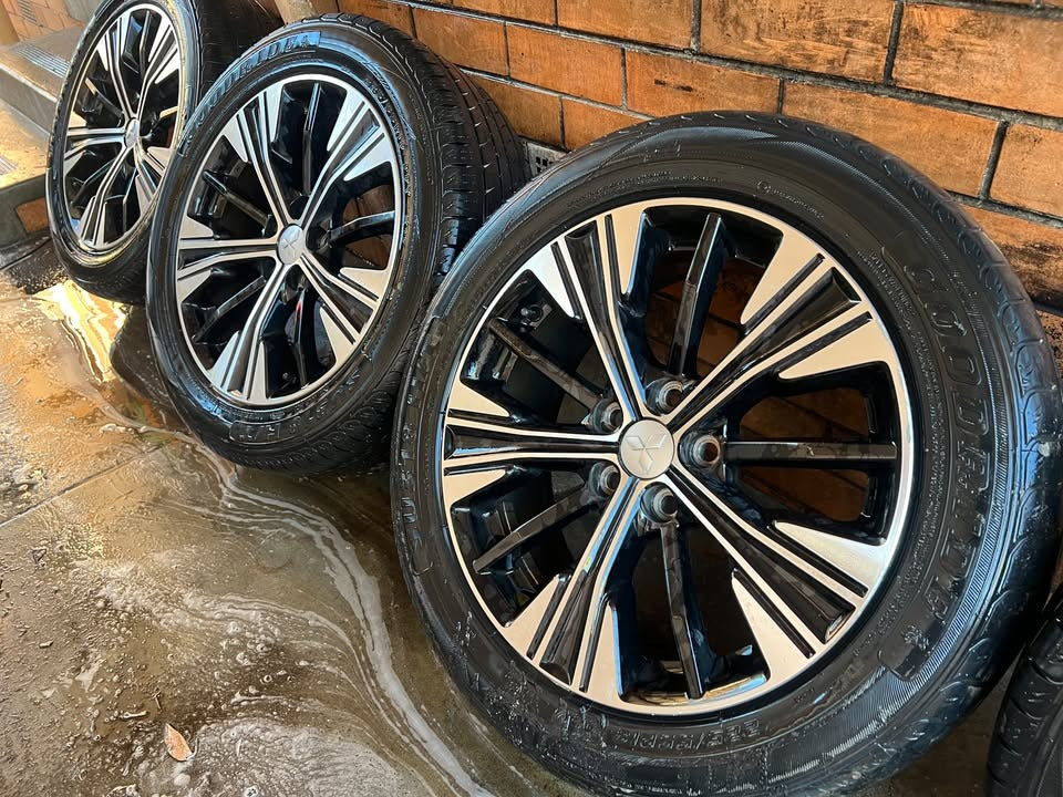 Mitsubishi Outlander 18" Alloy Wheels with Good Tyres