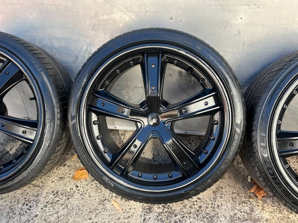 20” Black Alloy Wheels with Good Tyres