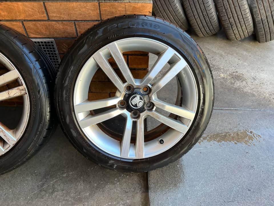 Holden Commodore SS/SV6 18" Alloy Wheels with Tyres