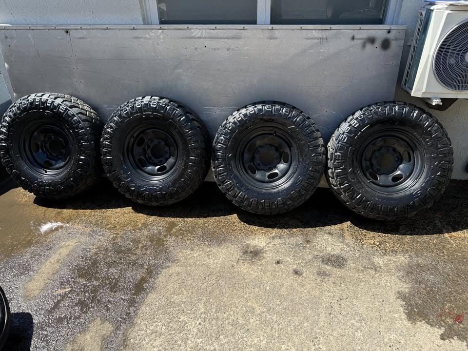 Maxxis Razr M/T 33” Tyres on 5 Stud Rims