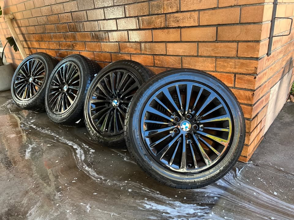 BMW Black 17” Alloy Wheels with Excellent Tyres