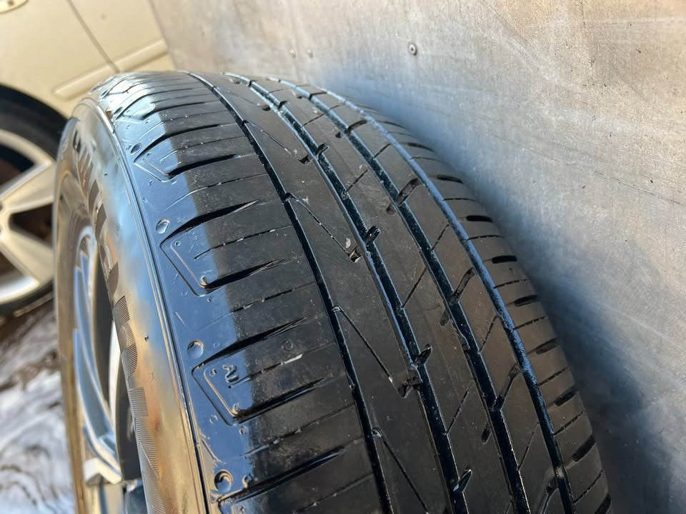 Volkswagen Tiguan 17" Alloy Wheels with Excellent Tyres