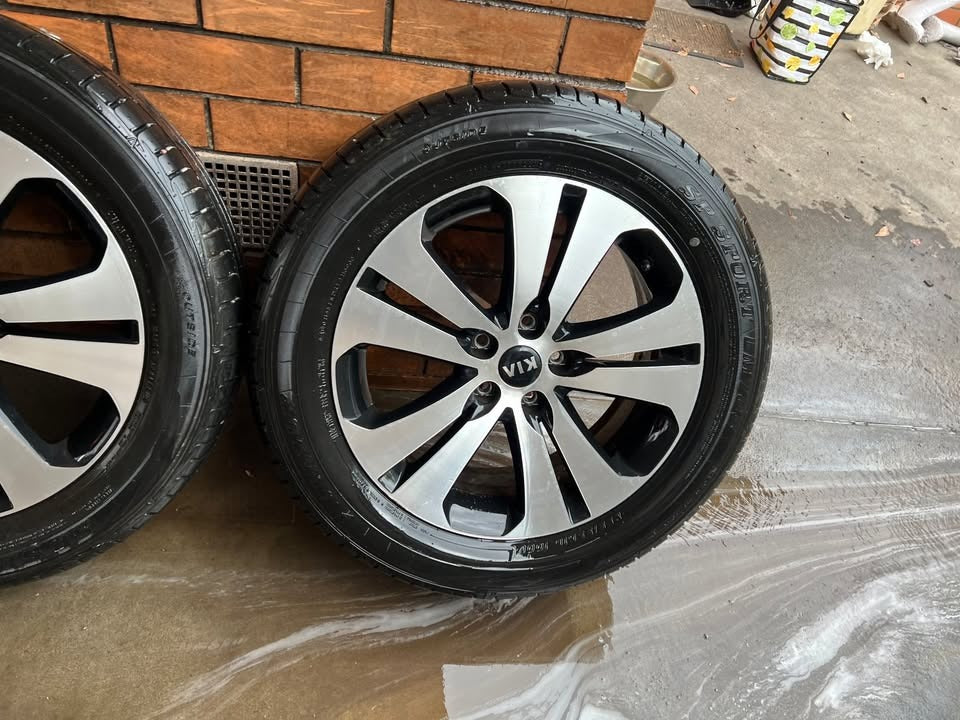 Kia Sportage 18" Alloy Wheels with Excellent Tyres