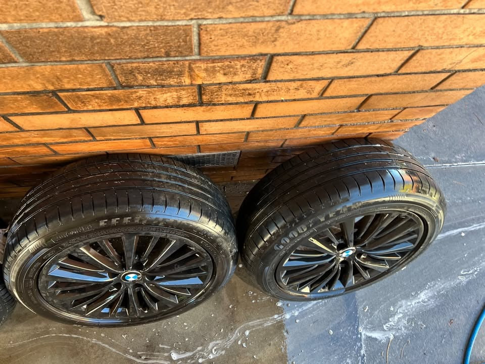 BMW Black 17” Alloy Wheels with Excellent Tyres