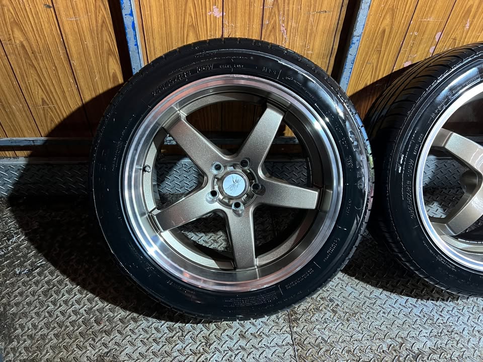 Dished 18" Gold/Chrome Alloy Wheels with Excellent Tyres