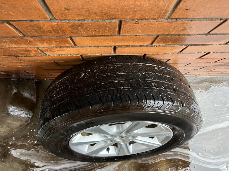 Toyota Kluger 17" Single Alloy Wheel with Tyre