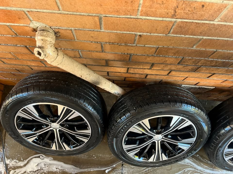 Mitsubishi Outlander 18" Alloy Wheels with Good Tyres