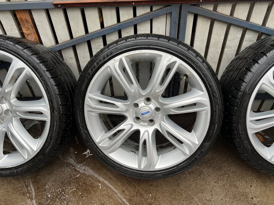 Volvo 20" Alloy Wheels with Excellent Tyres