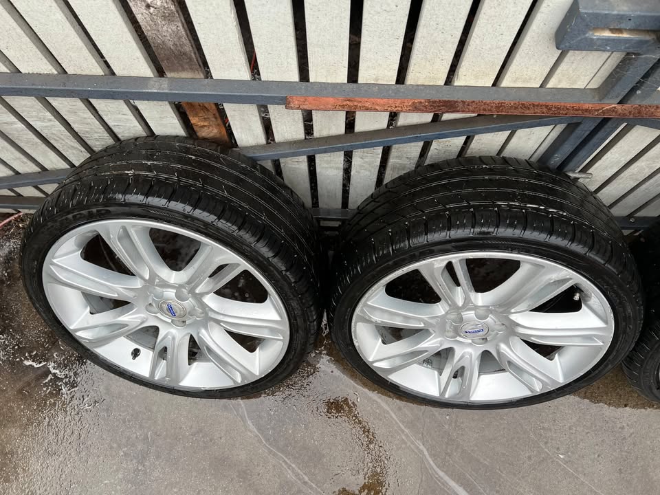 Volvo 20" Alloy Wheels with Excellent Tyres