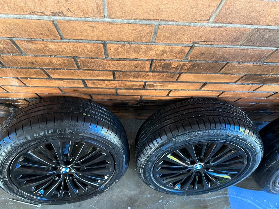 BMW Black 17” Alloy Wheels with Excellent Tyres
