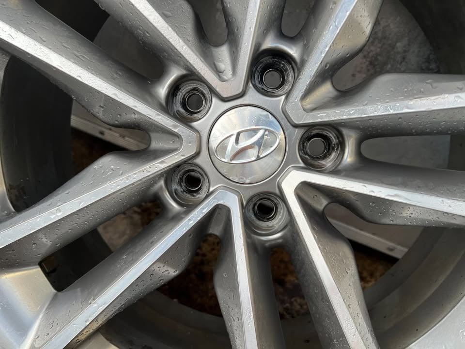 Hyundai Sante Fe 19” Alloy Wheels with Good Tyres