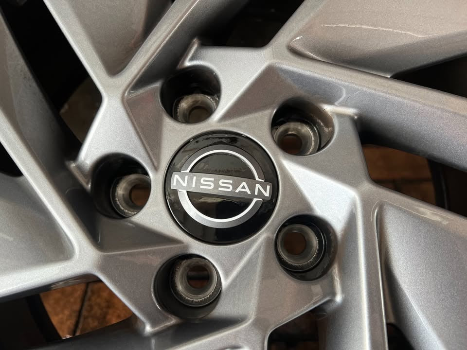 Nissan Qashqai 2023 Model 17” Alloy Wheels with Like New Continentals Tyres