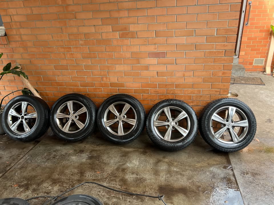 Renault Koleos 17" Alloy Wheels with Excellent Tyres