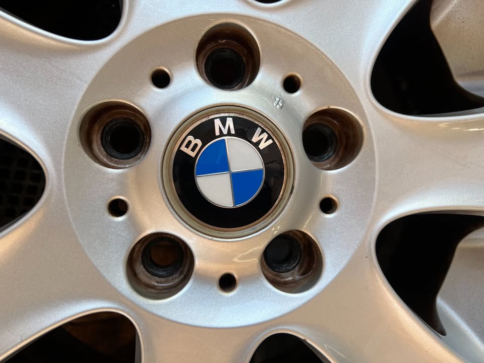 BMW 16" Alloy Wheels with Excellent Tyres