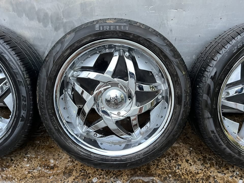 Hipnotic Chrome 20” Alloy Wheels with Tyres